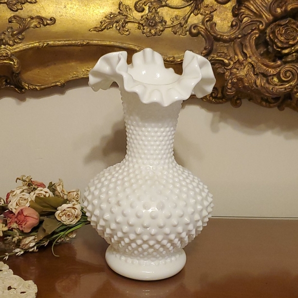 Vtg Fenton White Milk Glass Ruffle Hobnail Vase - Picture 3 of 15